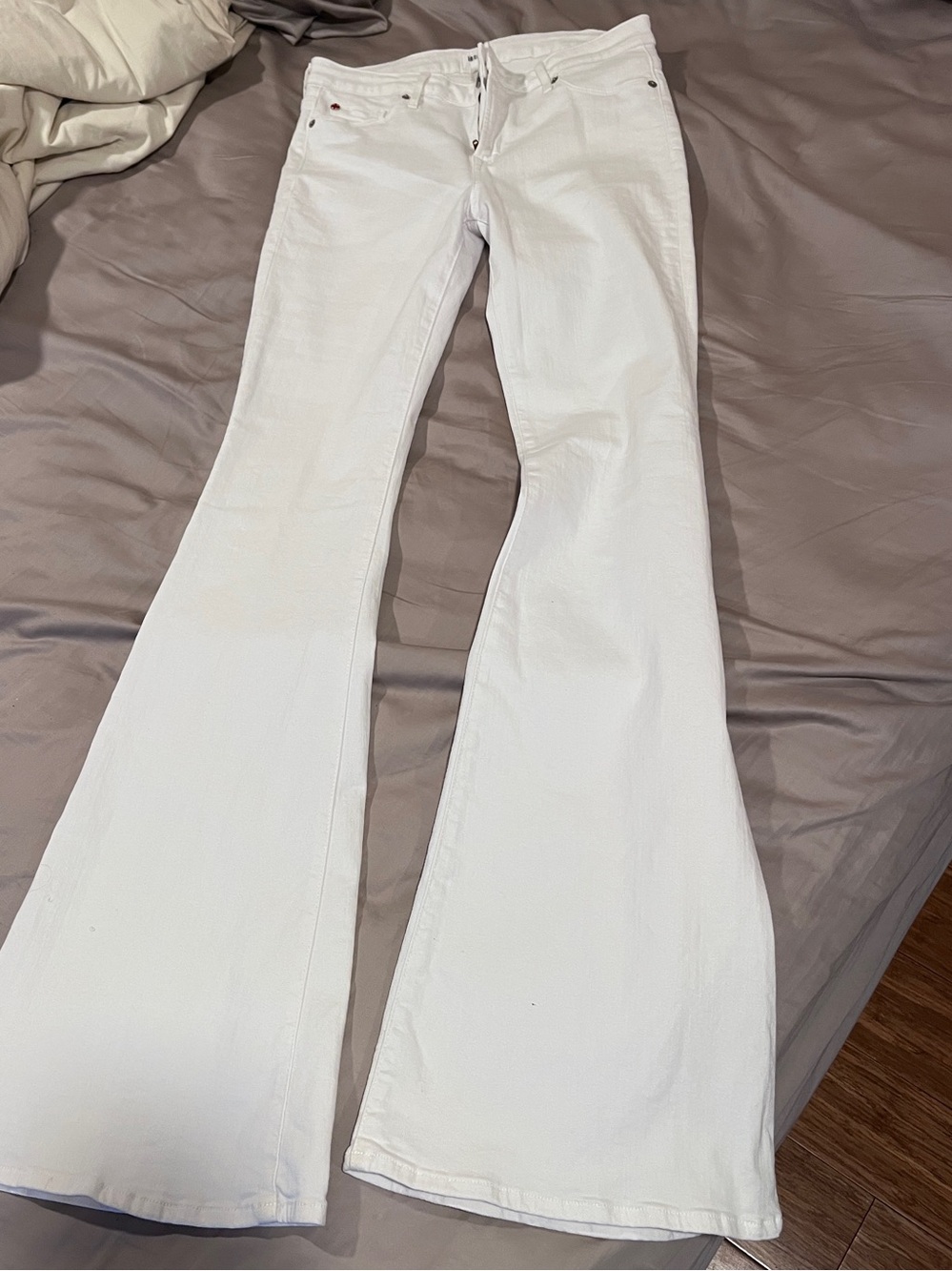 Hudson Mia Mid Rise White Flare Jeans Size 29/8 TALL– 34” Inseam NWOT